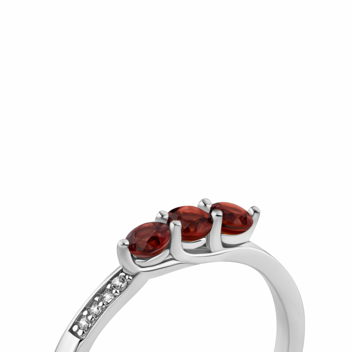 Серебряное кольцо с гранатом и фианитами. Артикул UG5SZDR32244
