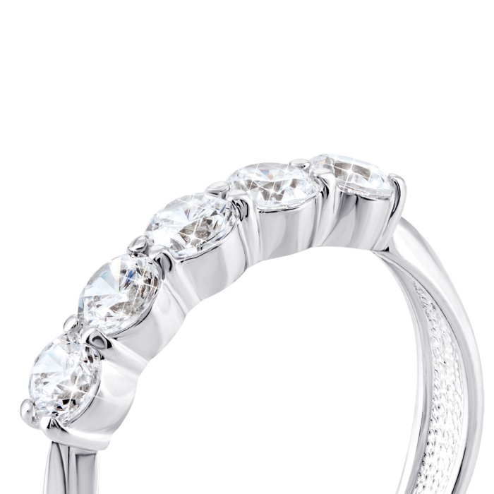 Золотое кольцо с фианитами. Артикул UG580469-бел