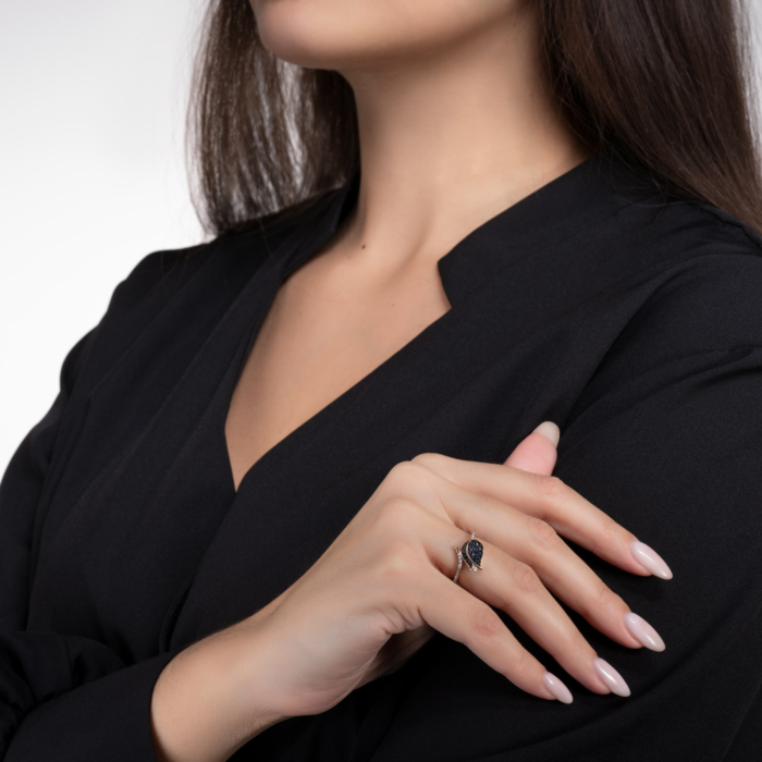 Золотое кольцо «Цветок» с бриллиантами и сапфирами. Артикул 53572/01/1/10337