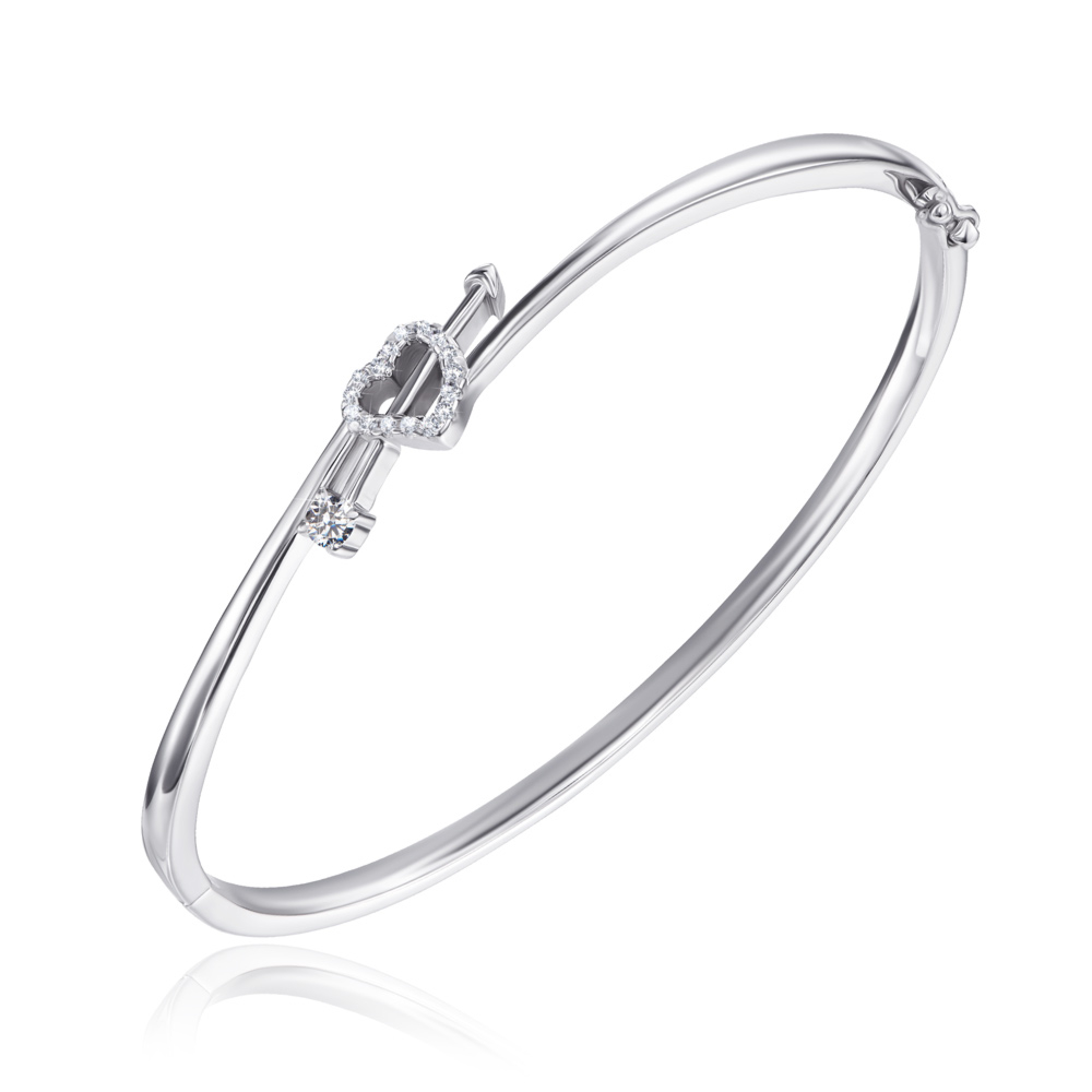 Жесткий серебряный брасле с фианитами. Артикул 2B10382-B/12/1
