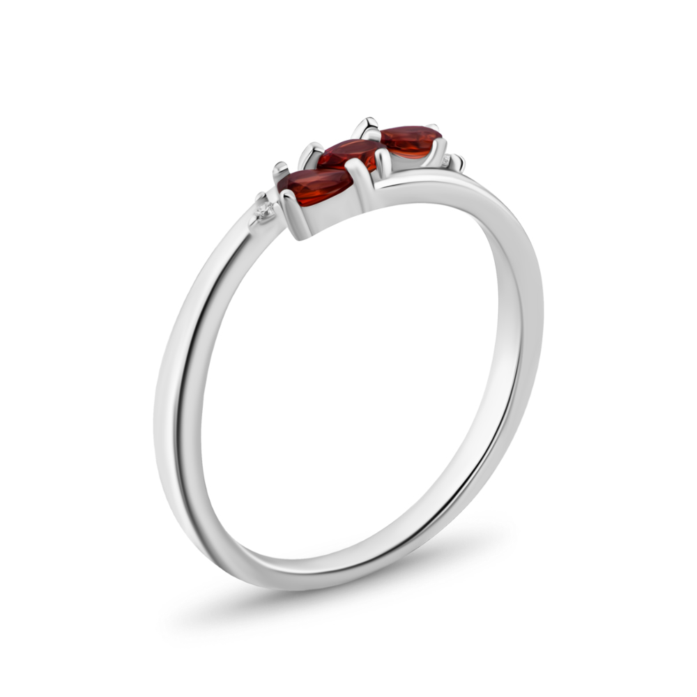 Серебряное кольцо с гранатом и фианитами. Артикул UG5SZDR32004